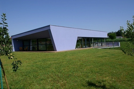 Entwicklung, Fertigung und Produktion von elektronischen Bauteilen, wie Kühlkörper, Steckverbinder, Schaltnetzteile, Kunststoffgehäuse und Kabelkonfektionen.